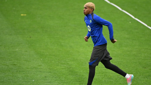 L'attaquant espagnol du FC Barcelone, Lamine Yamal, assiste à une séance d'entraînement la veille de la demi-finale retour de la Ligue des champions entre l'Inter Milan et le FC Barcelone, au stade San Siro de Milan, le 5 mai 2025.