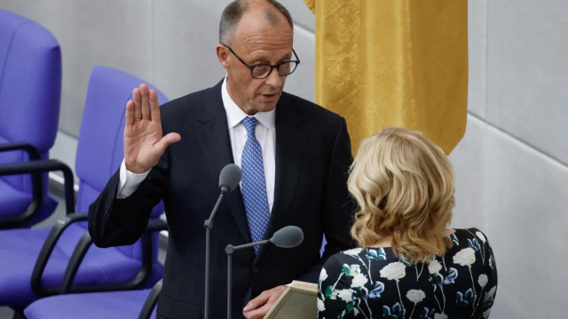 La présidente du Bundestag (chambre basse du parlement), Julia Kloeckner, reçoit le serment du chancelier allemand désigné Friedrich Merz après un second tour de scrutin lors d'une session au Bundestag (chambre basse du parlement) où le parlement doit élire le prochain chancelier de l'Allemagne, à Berlin le 6 mai 2025.
