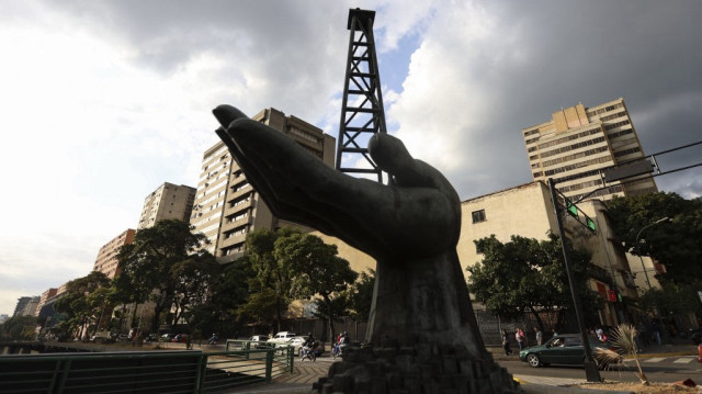 Une sculpture représentant une main tenant une plate-forme de forage pétrolier est photographiée à l'extérieur de la compagnie pétrolière publique Petroleos de Venezuela S.A. (PDVSA) à Caracas, le 26 février 2025.