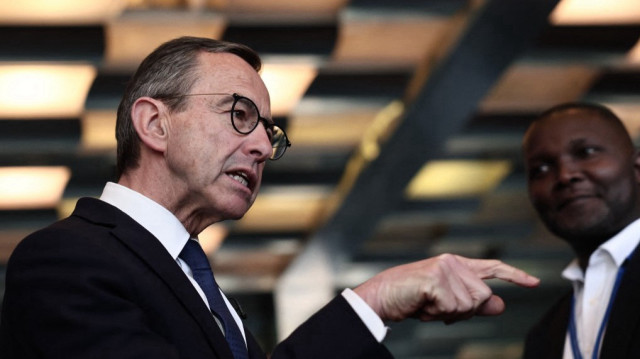Le ministre français de l'Intérieur Bruno Retailleau (G) s'entretient avec des employés après avoir prononcé un discours pour présenter les nouvelles directives pour la naturalisation des étrangers à la préfecture de Créteil, près de Paris, le 5 mai 2025.