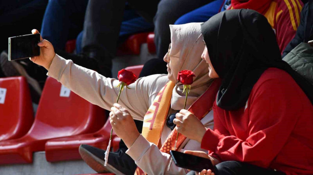 Maç günü stadyuma gelen kadın taraftarlara sürpriz hediyeler verilecek.
