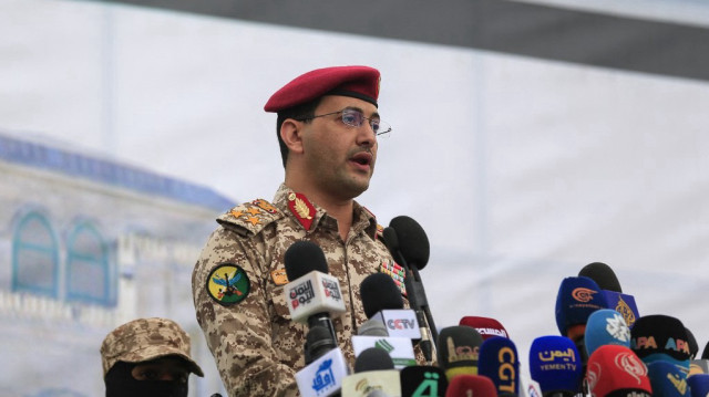 Le porte-parole militaire du groupe Houthi du Yémen, Yahya Saree, prend la parole lors d'un rassemblement de solidarité avec les Palestiniens et la bande de Gaza et de condamnation d'Israël et des États-Unis, dans la capitale Sanaa, le 2 mai 2025.