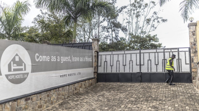 Vue générale d'un panneau de bienvenue à côté de la porte d'entrée de l'auberge Hope Hostel, qui se prépare à accueillir les migrants du Royaume-Uni, à Kigali, le 24 avril 2024.
