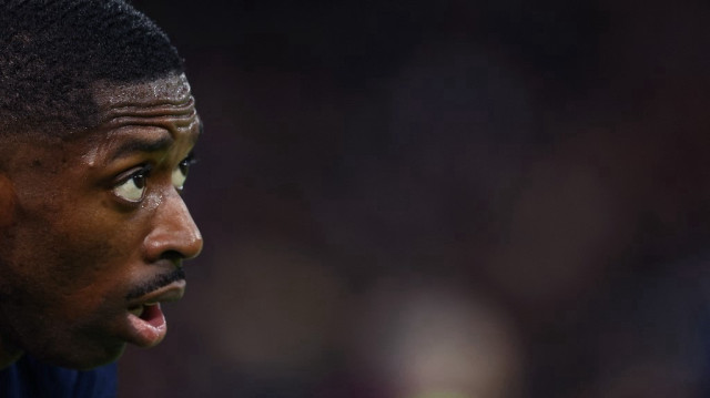 L'attaquant français du Paris Saint-Germain, n°10, Ousmane Dembélé, réagit lors du match de Ligue 1 française entre le Paris Saint-Germain (PSG) et l'OGC Nice au stade du Parc des Princes, à Paris, le 25 avril 2025.
