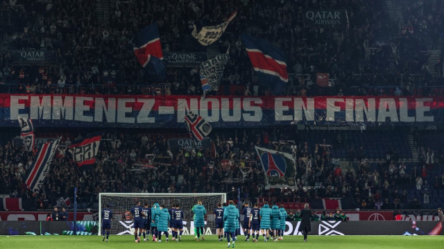 Des supporters du Paris Saint-Germain tiennent une banderole indiquant "Menez-nous en finale", au Parc des Princes à Paris, le 25 avril 2025.