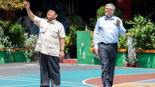 Bill Gates (à droite), cofondateur de Microsoft et président de la Fondation Gates, et le président indonésien Prabowo Subianto saluent les élèves après avoir inspecté le Programme de repas gratuits, un programme gouvernemental fournissant des repas nutritifs gratuits aux écoliers et aux femmes enceintes, dans une école élémentaire de Jakarta, le 7 mai 2025.