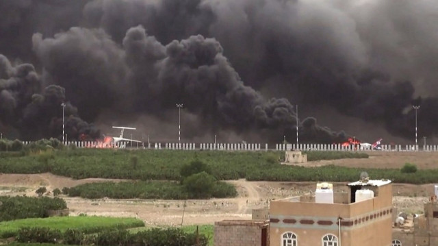 Le 6 mai 2025, des volutes de fumée à l'aéroport international de Sanaa après que les avions de guerre israéliens ont frappé la capitale du Yémen, Sanaa, tenue par les rebelles.
