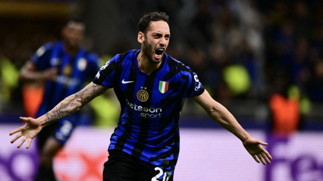 Le milieu de terrain turc de l'Inter Milan, Hakan Çalhanoğlu, célèbre le deuxième but de son équipe inscrit sur penalty lors de la demi-finale retour de la Ligue des champions entre l'Inter Milan et le FC Barcelone, au stade San Siro de Milan, le 6 mai 2025.
