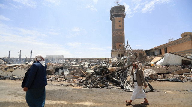 Des journalistes inspectent les dégâts et les débris à l'aéroport international de Sanaa le 7 mai 2025, un jour après que des avions de guerre israéliens aient frappé Sanaa, la capitale du Yémen.