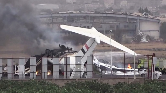Cette photo, diffusée par la branche de l'agence de presse yéménite SABA affiliée aux Houthis le 6 mai 2025, montre un camion de pompiers éteignant le feu d'un avion en flammes à l'aéroport international de Sanaa.