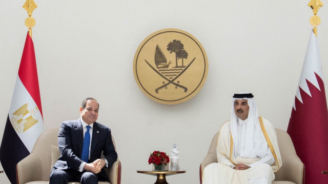 Cette photo diffusée par le Qatar Amiri Diwan montre l'émir du Qatar Cheikh Tamim bin Hamad al-Thani (à droite) rencontrant le président égyptien Abdel Fattah El-Sisi à Doha le 13 avril 2025.
