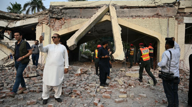 Vue générale d'un bâtiment endommagé dans le complexe gouvernemental de santé et d'éducation à Muridke, à une trentaine de kilomètres de Lahore, le 7 mai 2025, après les frappes indiennes.
