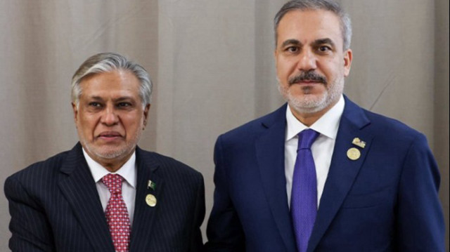 Le ministre turc des Affaires étrangères Hakan Fidan et son homologue pakistanais Muhammed Ishaq Dar.