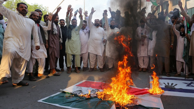 Des manifestants brûlent une banderole représentant le drapeau national indien et le Premier ministre Narendra Modi lors d'une manifestation contre l'Inde à Multan, le 6 mai 2025.