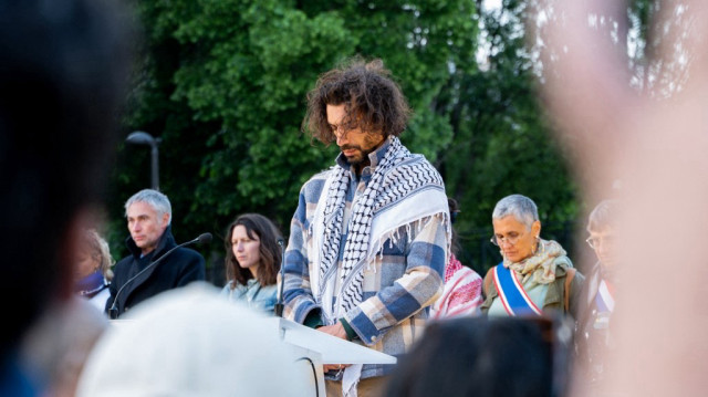 Un membre du collectif ”Urgence Palestine” observe une minute de silence lors d'une manifestation contre la décision du ministre de l'Intérieur de dissoudre le groupe antifasciste "Jeune Garde"et le collectif "Urgence Palestine" à Paris, le 6 mai 2025.