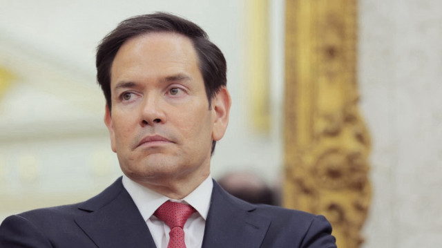 Le secrétaire d'État américain Marco Rubio écoute le président américain Donald Trump lors de la cérémonie de prestation de serment de l'envoyé spécial au Moyen-Orient Steve Witkoff dans le bureau ovale de la Maison Blanche le 06 mai 2025 à Washington, DC. Le président américain Donald Trump a fait le point sur le conflit des Houthis au Moyen-Orient.
