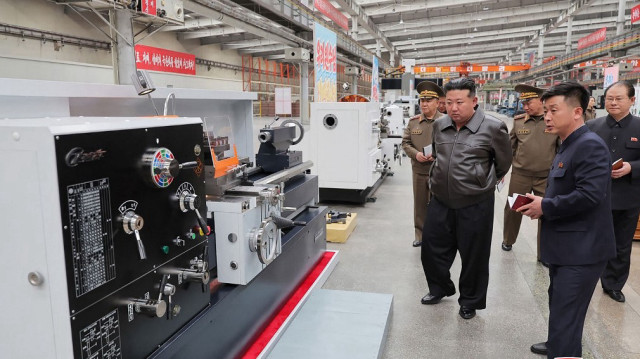 Cette photo non datée publiée par l'agence de presse officielle de la Corée du Nord (KCNA) le 7 mai 2025 montre le dirigeant nord-coréen Kim Jong Un (C) inspectant une usine qui fabrique des obus et des machines dans un lieu non divulgué en Corée du Nord.