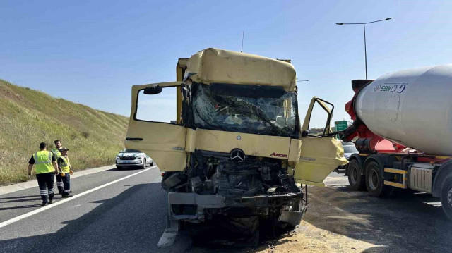 Kuzey Marmara Otoyolu’nda kamyonun tıra arkadan çarpması sonucu meydana gelen trafik kazasında bir kişi ağır yaralandı.
