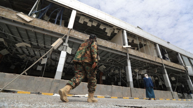 Un soldat yéménite inspecte les dégâts à l'aéroport international de Sanaa le 7 mai 2025, un jour après que des avions de guerre israéliens aient frappé Sanaa, la capitale du Yémen tenue par les rebelles.