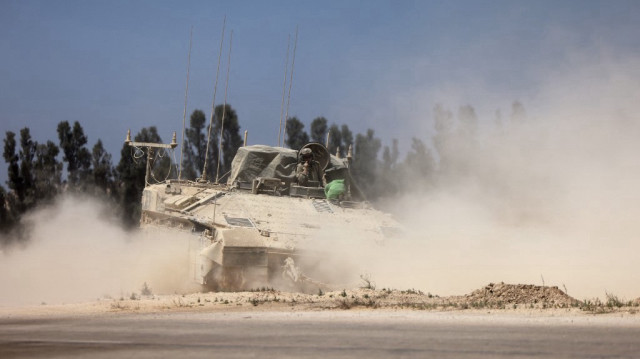 Des troupes israéliennes se déploient sur une position près de la frontière israélienne avec la bande de Gaza, le 8 mai 2025, dans le cadre de la guerre entre Israël et le mouvement militant palestinien Hamas.