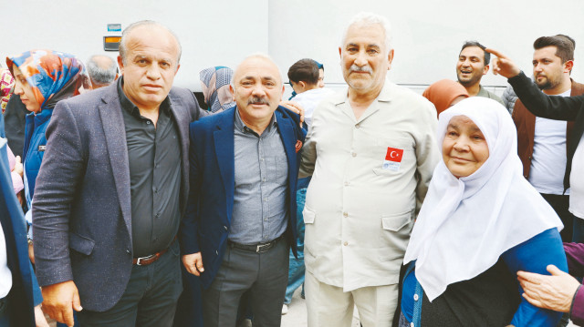 Hac yolcusu vatandaşlar dualar eşliğinde otobüslere bindirdi.