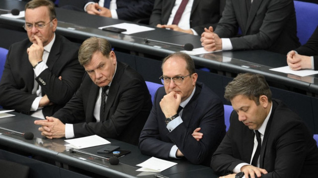 Le ministre allemand de la Défense, Boris Pistorius, le ministre des Affaires étrangères, Johann Wadephul, le ministre de l'Intérieur, Alexander Dobrindt, et le ministre des Finances et vice-chancelier, Lars Klingbeil, écoutent le président allemand (invisible) prononcer un discours lors d'une cérémonie commémorative marquant le 80e anniversaire de la capitulation de l'Allemagne le 8 mai 1945, qui a mis fin à la Seconde Guerre mondiale en Europe, le 8 mai 2025 au Bundestag (chambre basse du parlement) à Berlin.
