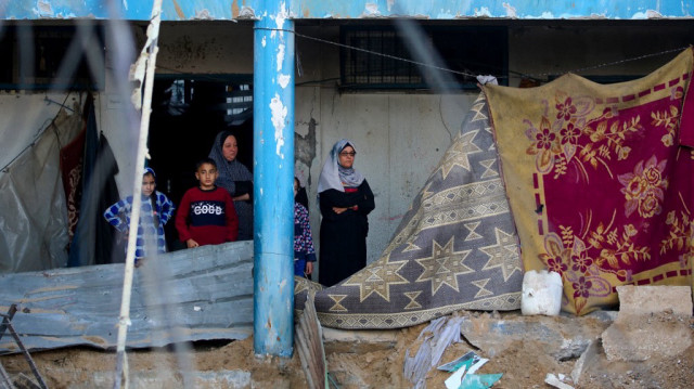 Des Palestiniens vérifient la destruction d'une école de l'UNRWA accueillant des personnes déplacées, suite à une attaque israélienne dans le camp de réfugiés de Bureij, au centre de la bande de Gaza, le 7 mai 2025.