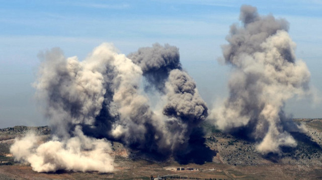 Cette photo prise dans la région de Marjeyoun, au sud du Liban, montre la fumée qui s'échappe du site des frappes aériennes israéliennes sur les collines du village de Nabatiyé, au sud du Liban, le 8 mai 2025.