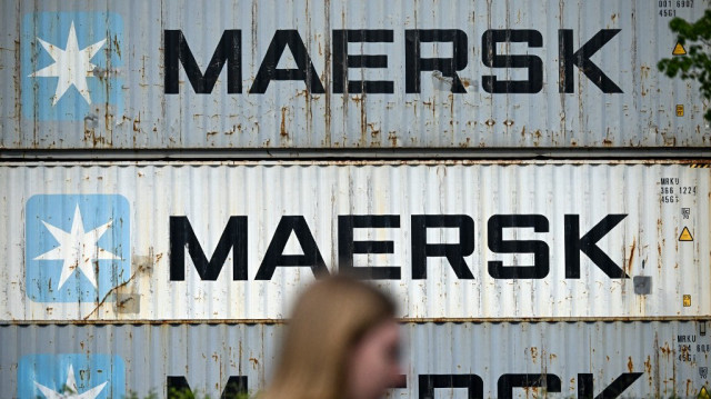 Des conteneurs de la compagnie maritime danoise Maersk sont empilés dans une station de transbordement à Francfort-sur-le-Main, dans l'ouest de l'Allemagne.