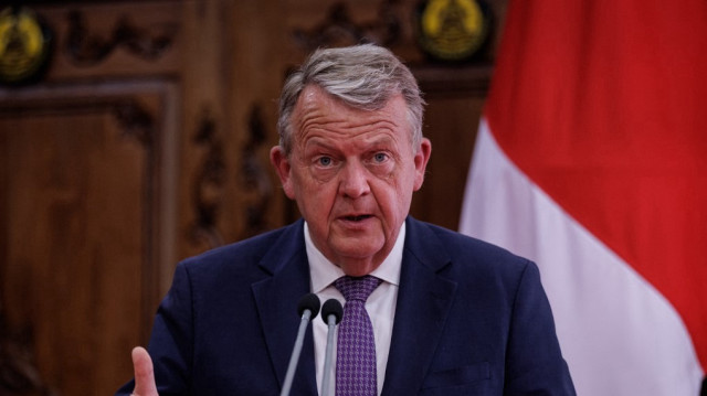 Le ministre danois des affaires étrangères, Lars Lokke Rasmussen, s'exprime après avoir signé le troisième amendement à leur protocole d'accord sur les énergies renouvelables et propres avec le ministre indonésien de l'énergie, Bahlil Lahadalia, à Jakarta, le 21 avril 2025.