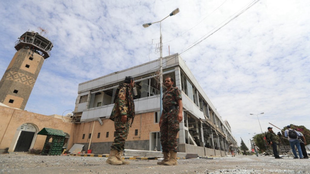 Des soldats yéménites inspectent les dégâts à l'aéroport international de Sanaa le 7 mai 2025, un jour après que des avions de guerre israéliens aient frappé Sanaa, la capitale du Yémen tenue par les rebelles.
