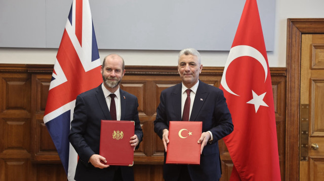 Le ministre britannique des affaires et du commerce, M. Jonathan Reynoldset son homologue turc Ömer Bolat.