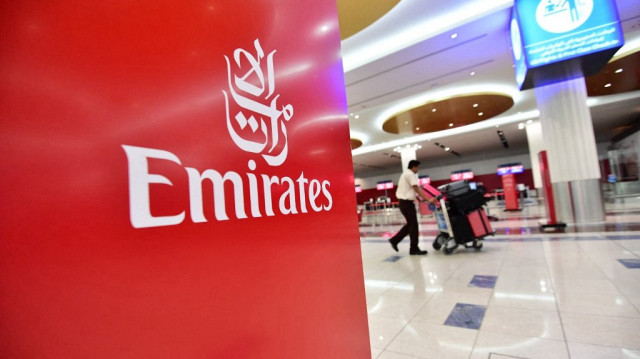 Le logo d'Emirates airlines au T3 de l'aéroport international de Dubaï, aux Émirats arabes unis.