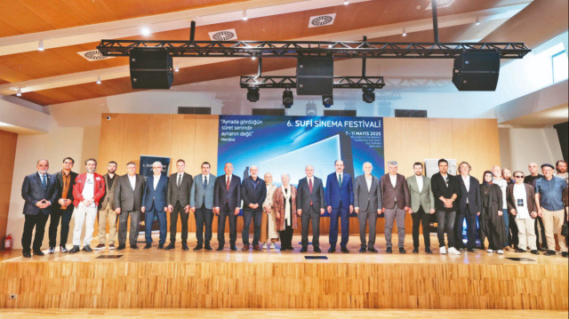 Programa, İl Kültür ve Turizm Müdürü Fikret Fidan, Hz. Mevlana’nın 22. kuşaktan torunu Esin Çelebi Bayru, yurt içinden ve dışından festivale katılan önemli yönetmenler ve yapımcılar katıldı.