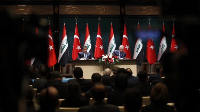 Le président turc Recep Tayyip Erdogan (à droite) et le premier ministre irakien Mohammed Shia al-Sudani lors de la cérémonie de signature de protocoles d'accord entre l'Irak et la Türkiye, à Ankara, le 8 mai 2025.
