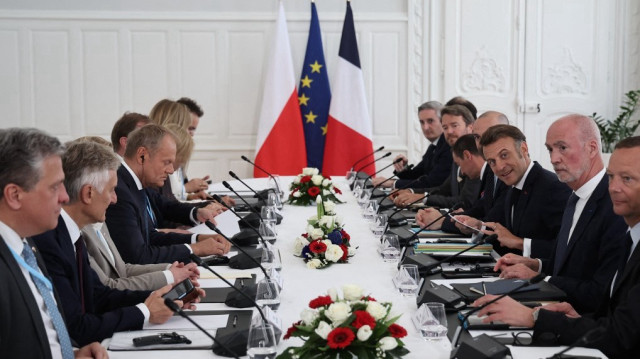 Le président français Emmanuel Macron (3e à droite) et le Premier ministre polonais Donald Tusk (3e à droite) participent à une réunion à l'hôtel de ville de Nancy sur la place Stanislas à Nancy, dans l'est de la France, le 9 mai 2025.