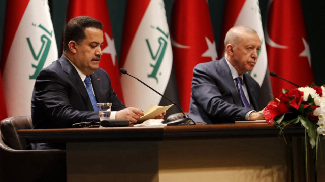 Le président turc Recep Tayyip Erdogan (à droite) et le premier ministre irakien Mohammed Shia al-Sudani lors de la cérémonie de signature de protocoles d'accord entre l'Irak et la Türkiye, à Ankara, le 8 mai 2025.