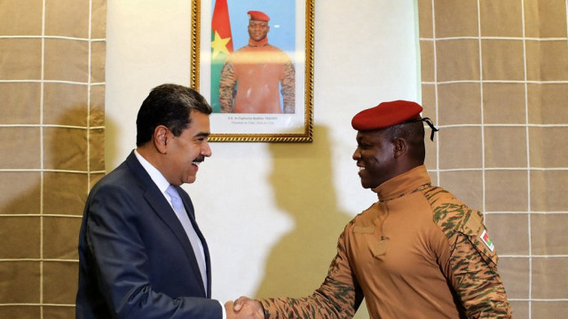Photo diffusée par la présidence vénézuélienne montrant le président du Venezuela, Nicolas Maduro, serrant la main du président du Burkina Faso, Ibrahim Traore, lors d'une réunion à Moscou, le 8 mai 2025.
