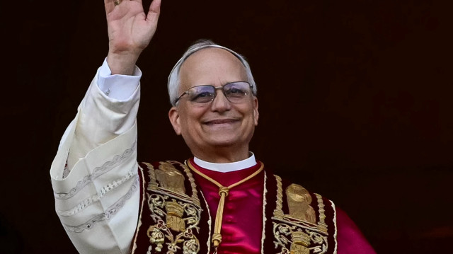 Le pape nouvellement élu Léon XIV, Robert Prévost, depuis le balcon de la loggia centrale de la basilique Saint-Pierre pour la première fois, après que les cardinaux ont terminé le conclave, au Vatican, le 8 mai 2025.