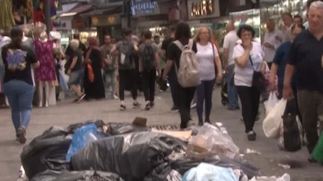 İzmir’in kalbinde utandıran görüntü: Kemeraltı esnafı çöp yığınının üzerini örttü