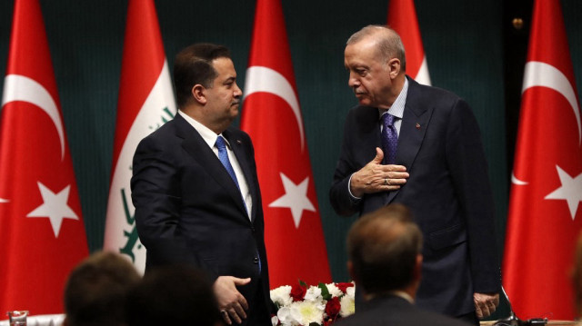 Le président turc Recep Tayyip Erdogan (à droite) et le premier ministre irakien Mohammed Shia al-Sudani arrivent pour parrainer la cérémonie de signature des protocoles d'accord entre l'Irak et la Türkiye, à Ankara, le 8 mai 2025.