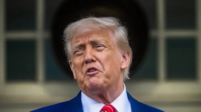 Le président américain Donald Trump répond à des questions à l'extérieur de l'aile ouest de la Maison Blanche à Washington, DC, le 8 mai 2025.