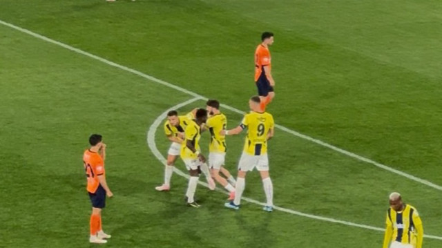 Fenerbahçeli yıldız takım arkadaşının üzerine yürüdü: Oyuncular zor sakinleştirdi