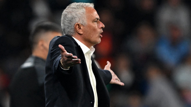 Jose Mourinho'dan gol sonrası hakeme imalı hareket | VİDEO