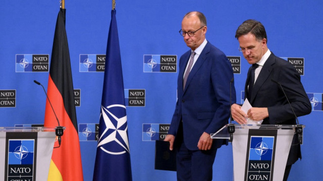 Le secrétaire général de l'OTAN, Mark Rutte (à droite), et le chancelier allemand, Friedrich Merz (à gauche), participent à une conférence de presse après leur réunion bilatérale au siège de l'OTAN à Bruxelles, le 9 mai 2025.