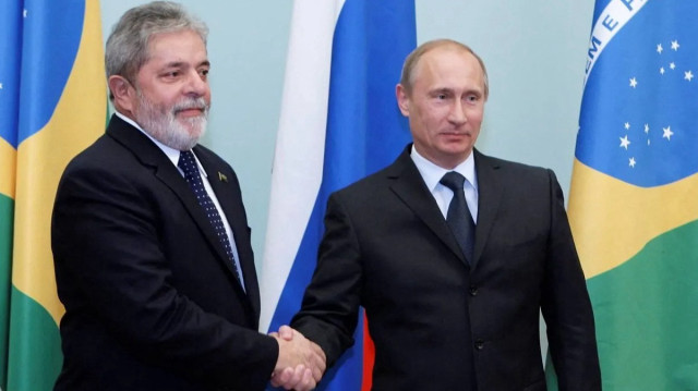 Kremlin Sarayı'ndan yapılan açıklamaya göre, Putin ve Lula da Silva, eski Sovyetler Birliği'nin 2. Dünya Savaşı'nda Nazi Almanyasını mağlup etmesinin 80. yıl dönümü dolayısıyla başkent Moskova'da bir araya geldi.