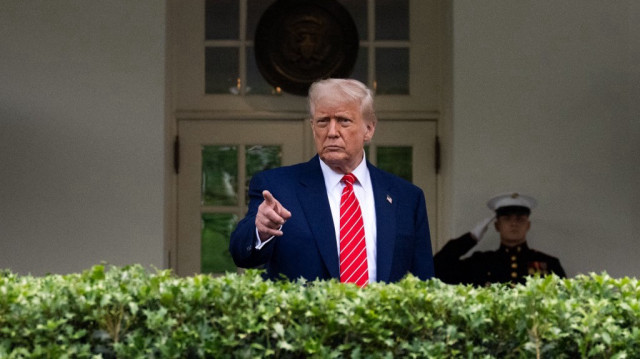 Le président américain Donald Trump répond à des questions à l'extérieur de l'aile ouest de la Maison Blanche à Washington, DC, le 8 mai 2025.