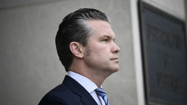 Le secrétaire américain à la défense, Pete Hegseth, attend l'arrivée du ministre des affaires étrangères du Pérou, Elmer Schialer, et du ministre de la défense du Pérou, Walter Astudillo, au Pentagone, à Washington, DC, le 5 mai 2025.
