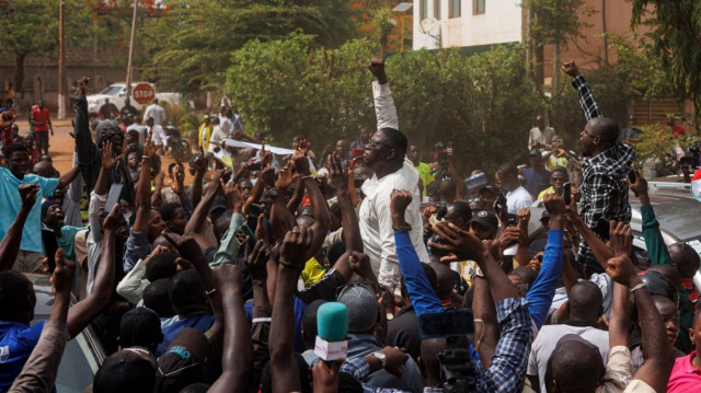 Cheick Oumar Diarra (C), leader de la jeunesse pro-démocratique, scande des slogans entouré de sympathisants lors d'une manifestation organisée par une large coalition de partis politiques craignant une dissolution par les autorités militaires du Mali, à Bamako, le 3 mai 2025.