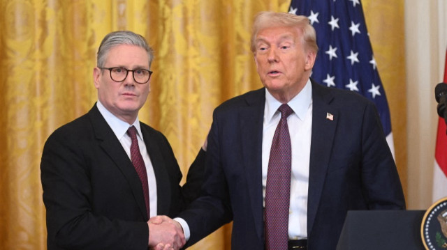Le président américain Donald Trump tient une conférence de presse avec le Premier ministre britannique Keir Starmer dans la salle Est de la Maison Blanche à Washington, DC, le 27 février 2025.